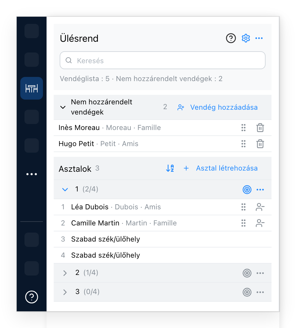 Az Ülésrend fül, két leültetendő vendég és három asztal